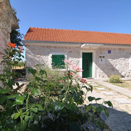 Stone House בית נופש *